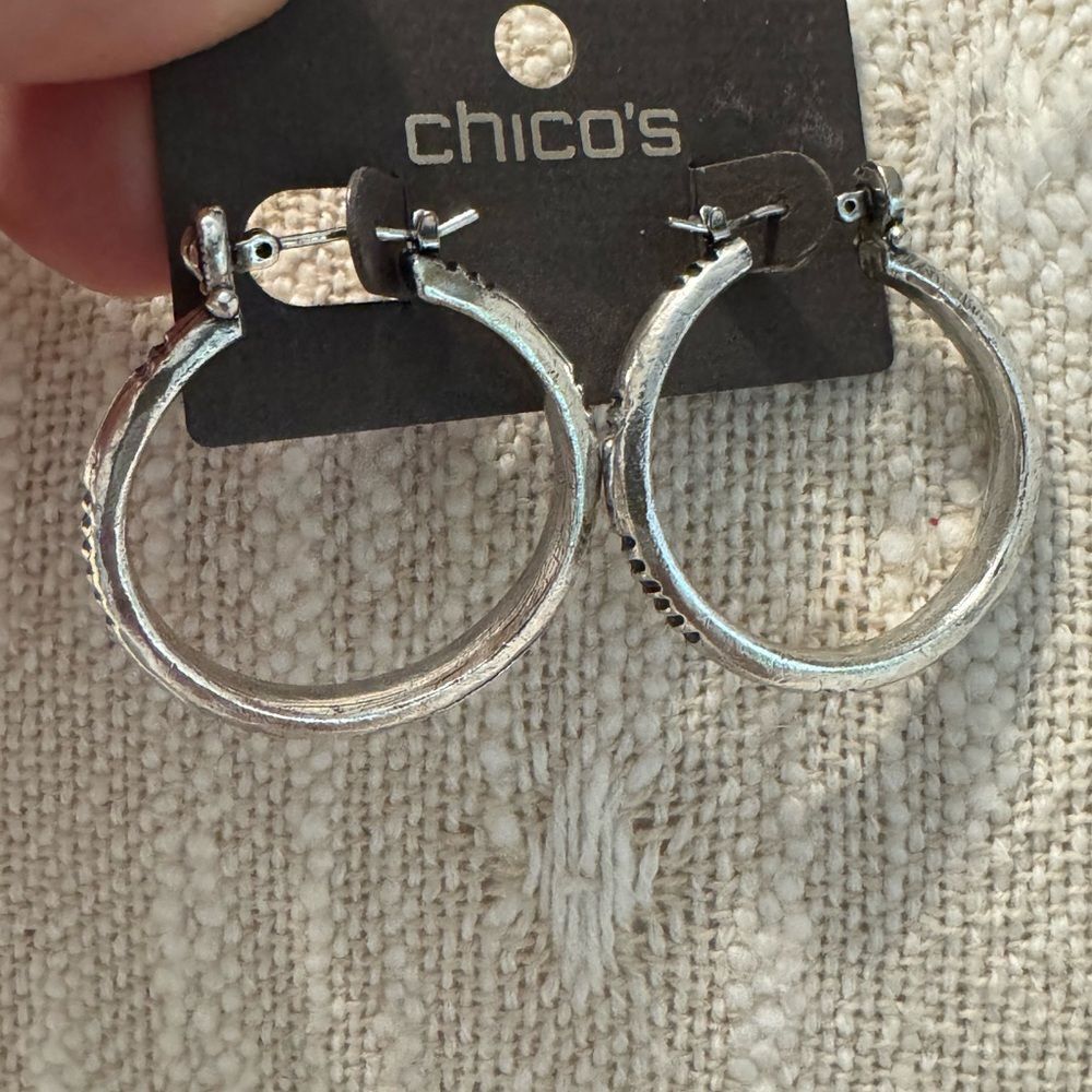 0277-Chico's Silver Hoop Earrings‎